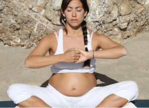 como practicar yoga en el embarazo