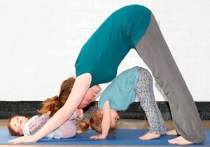 yoga con bebés una forma de acompañar a los hijos