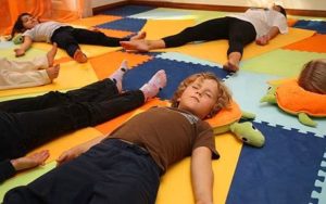 Hoy en día encontramos que se practica yoga dentro del aula en Francia o Australia